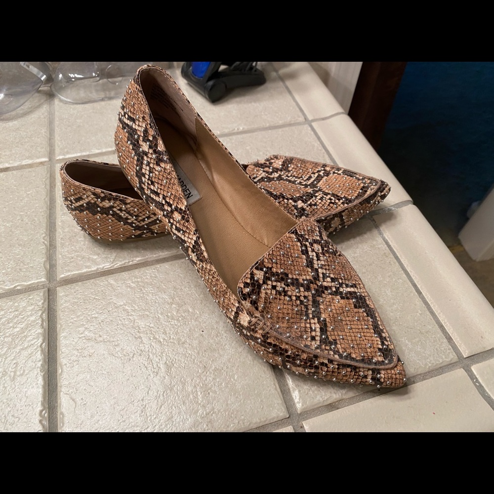 Steve Madden famous tan Alligator print flats. Size 11. See Photos.